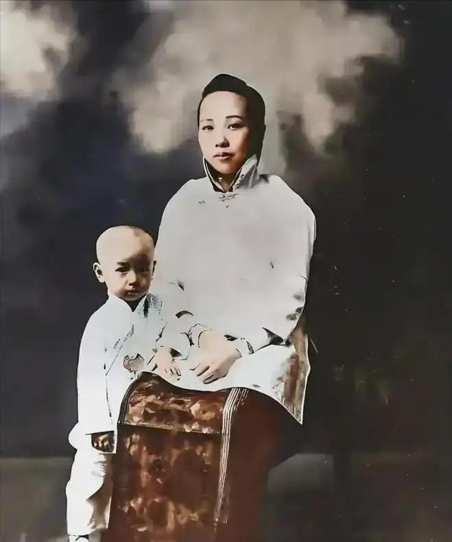 这是章兰娟和儿子钱学森的真实合影，都看看吧，儿随母，无论颜值还是智商方面，足见基