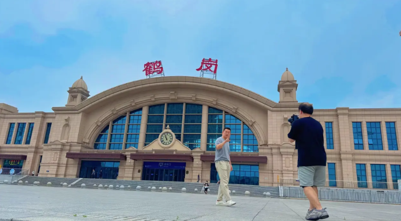 我是土生土长的鹤岗人，我见过鹤岗因为资源走向辉煌，也见过鹤岗因为资源走向落寞。