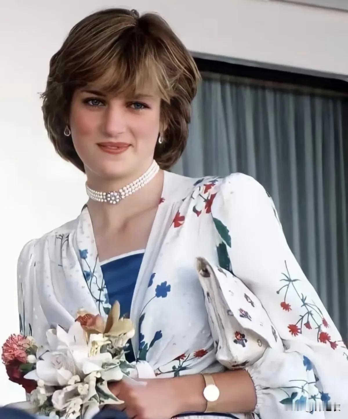 戴安娜王妃长得漂亮是真漂亮，确实是风华绝代，但可惜她的意志力有限，太脆弱。吃