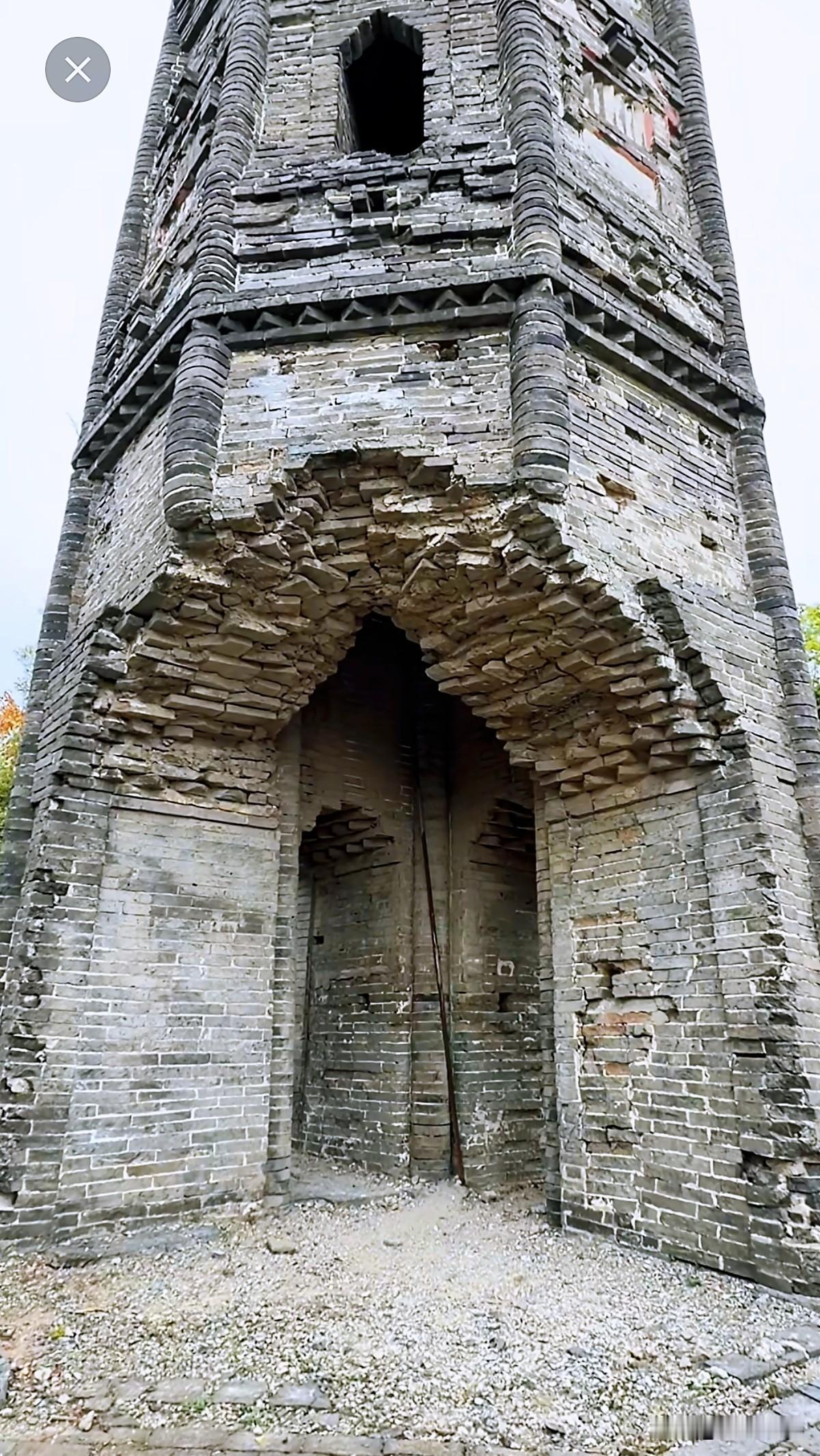 别看比萨斜塔名气大，世界上真正最斜的塔在中国——它是上海天马山的护珠塔。这座砖塔