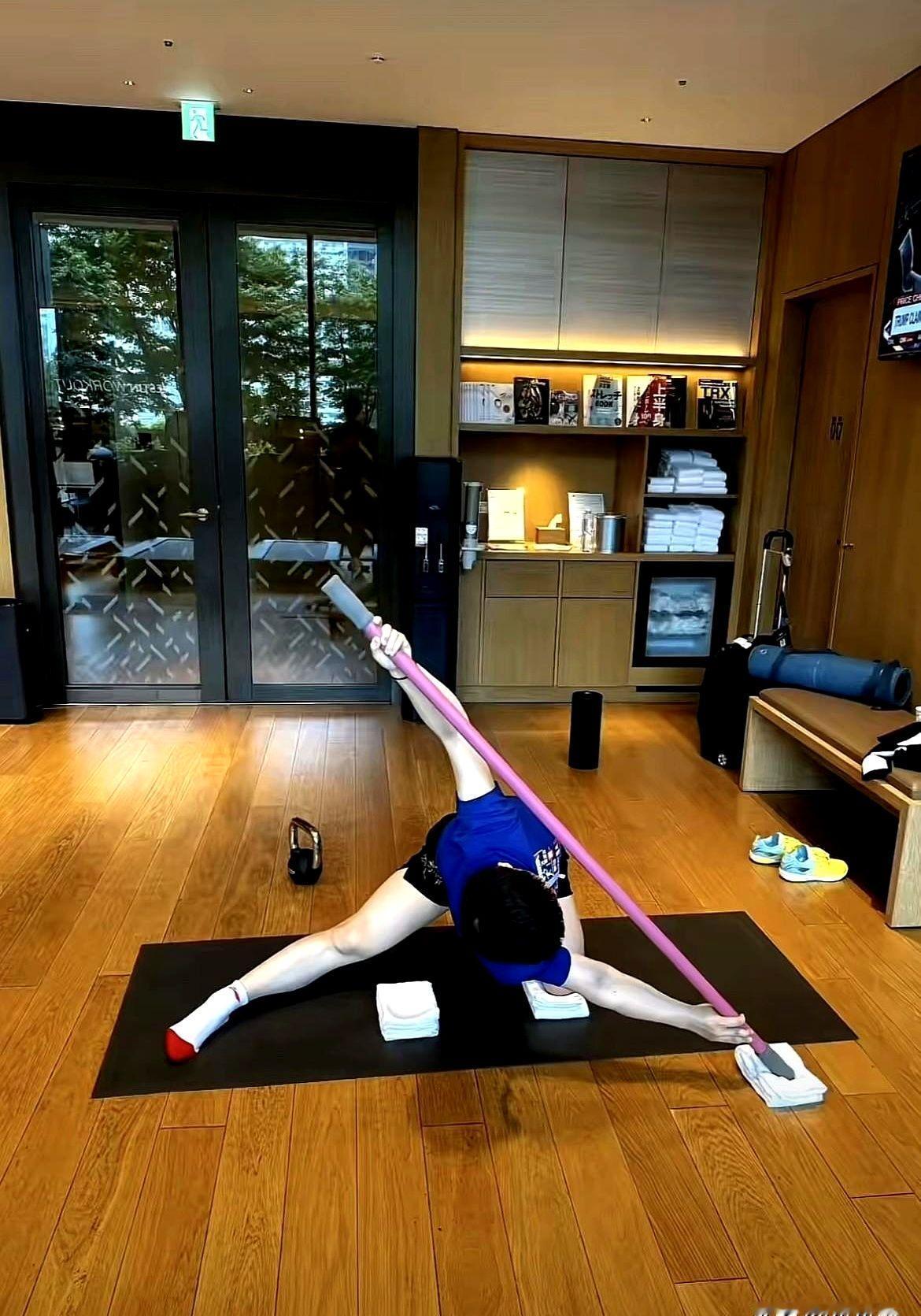 “没那双黄鞋，我差点把莎莎认成舞蹈生！”博主一句吐槽，评论区炸了。网友@乒乓