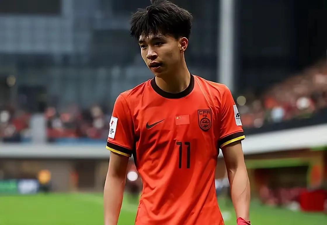 亚洲杯赛场惊现最会“算计”的黄牌！王钰栋进球后脱衣疯狂庆祝，明知道会吃牌还照做不