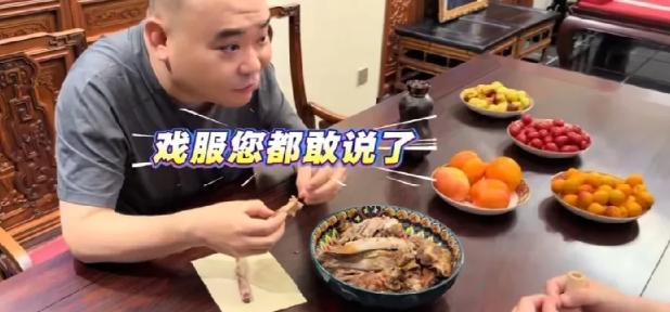 郭德纲主动提戏服这事，有点意思。饭桌上让侯震快点吃，吃完收拾戏服。侯震当场愣