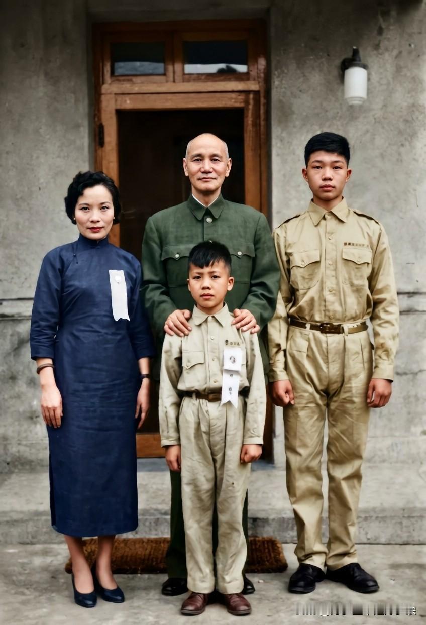 上世纪五十年代，在台湾的蒋中正与军统副局长戴笠的儿媳郑锡英及两个孙子。这可不是演