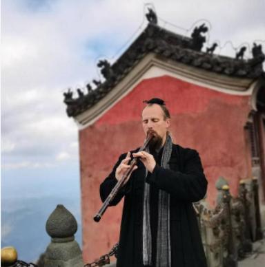 别再为武当山那两万多名老外叫好了！这压根不算什么文化输出，说到底就是一次文化上的