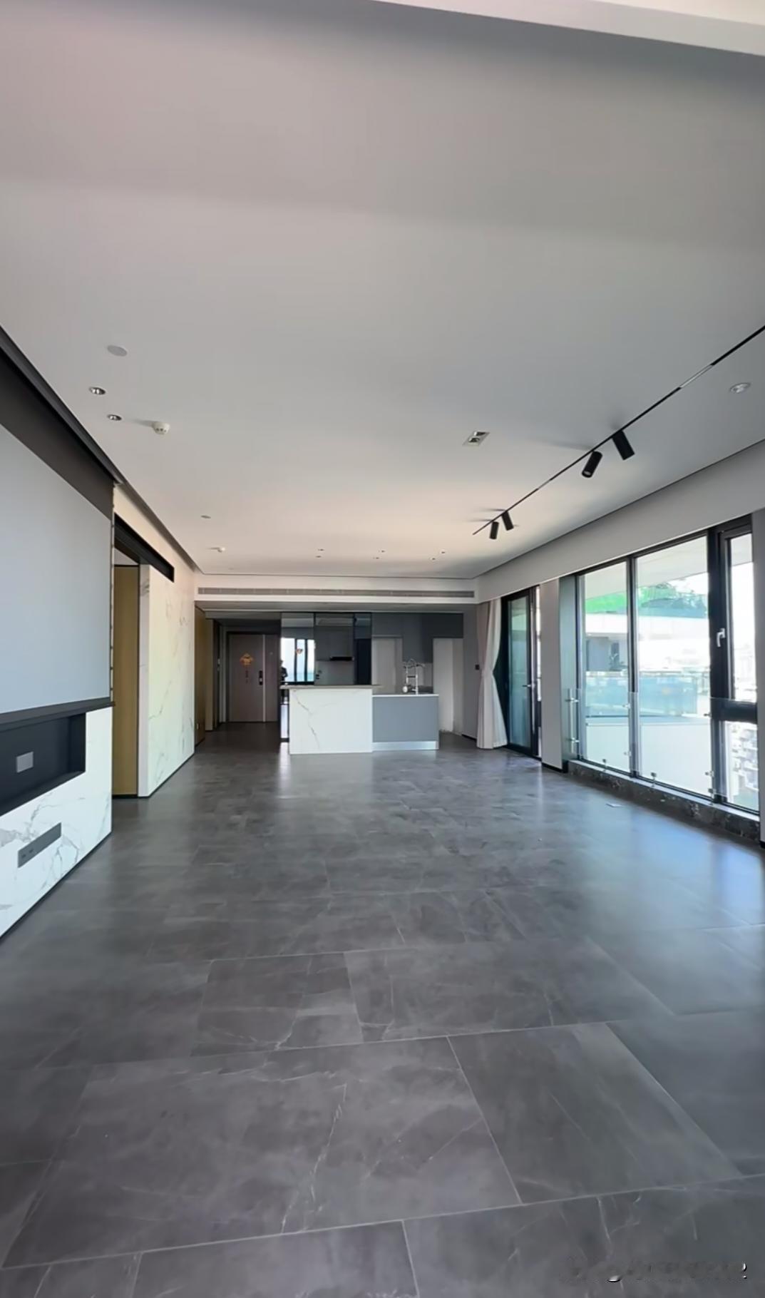 麓湖…当年的万人摇号，也抵挡不住降价潮今天这套沚院前两年曾有买家花900万买入