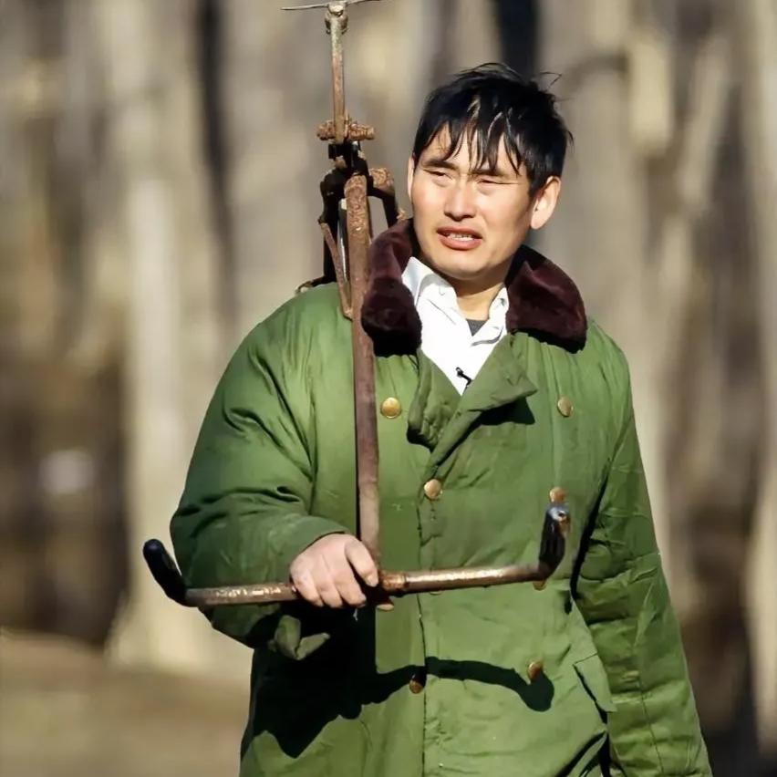 大衣哥5月商演直接排满，人气依旧火爆全网！让人佩服的根本不是赚钱多，而是他十