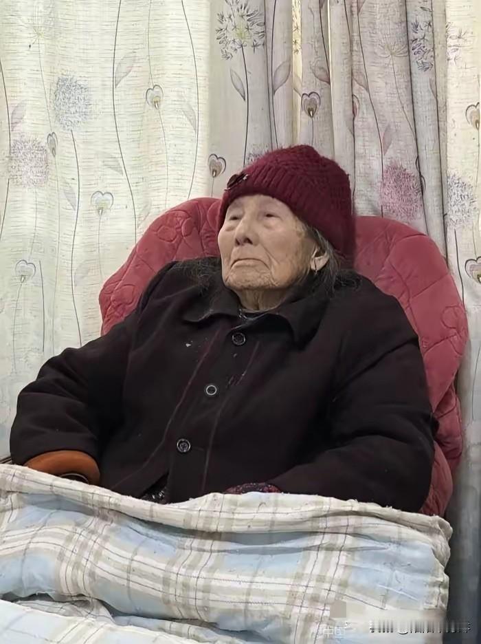 脸都不要了！福建泉州，一位女子应聘成为住家保姆，负责照料年迈的老人，双方约定月薪