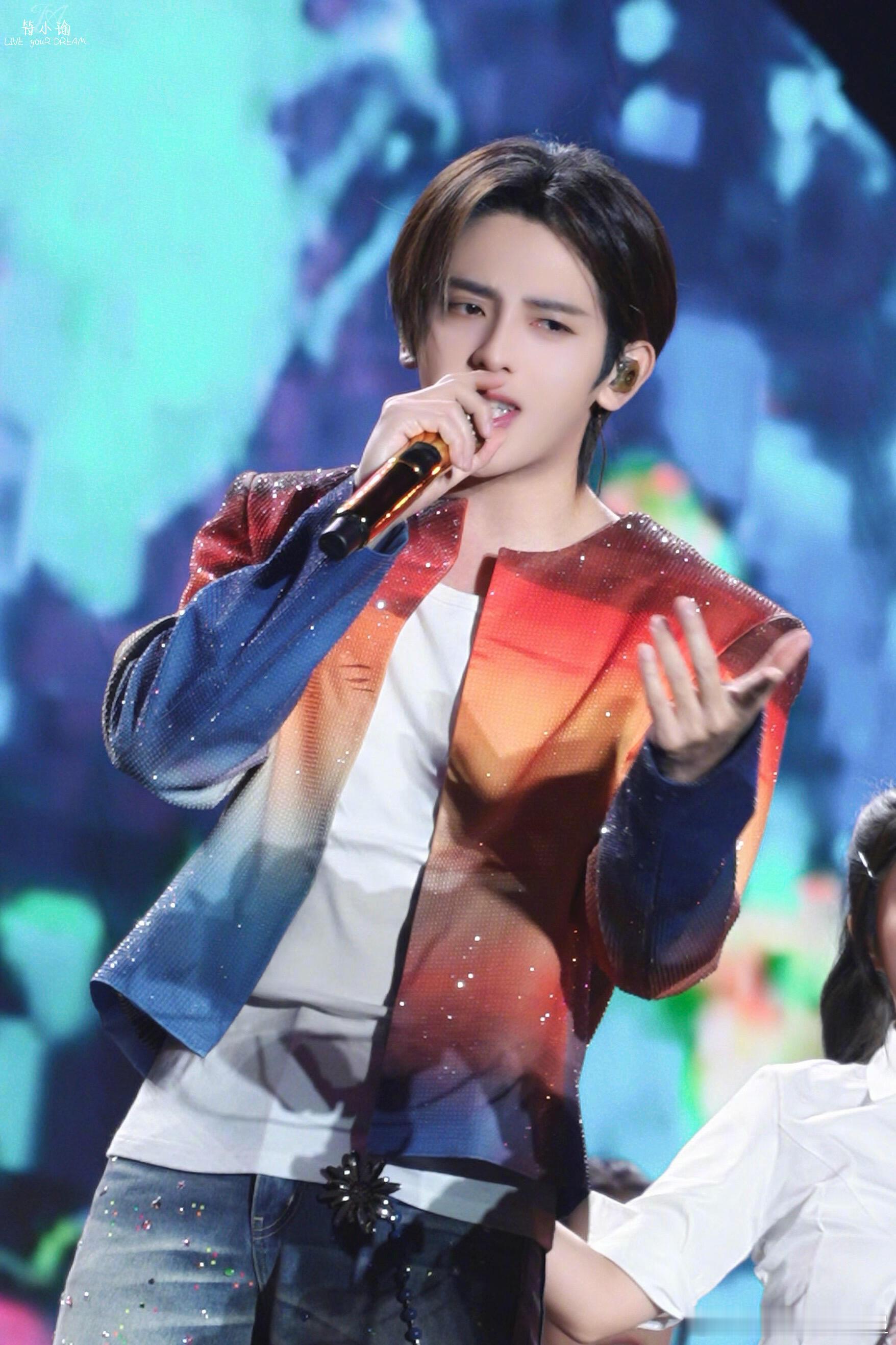 符龙飞帅不过一分钟符龙飞搞笑人生搞笑过谁敢信片头那个墨镜大猛A和片尾那只横着走