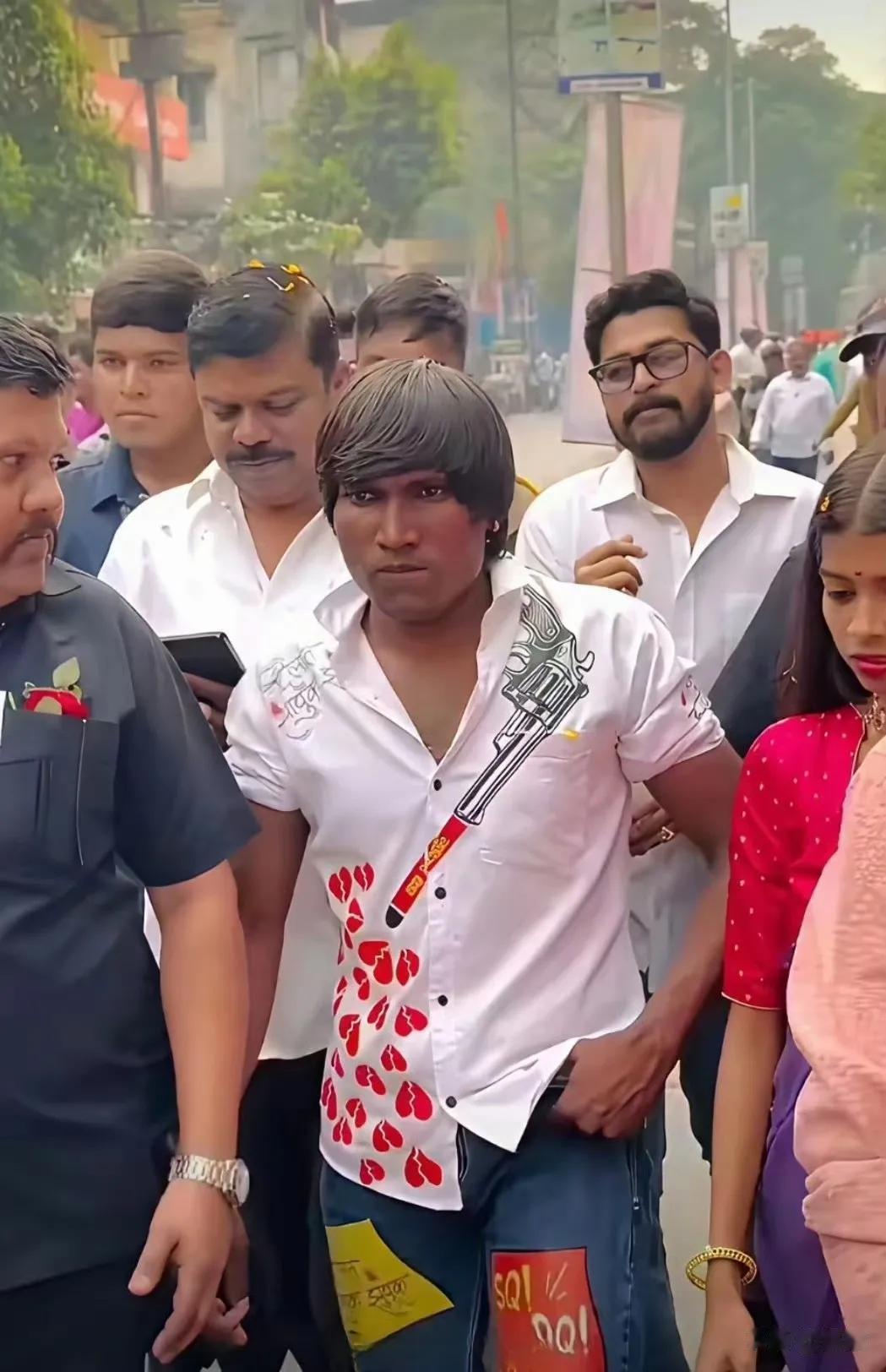 不得不佩服印度人的审美，真有个性，我心中直接是无语，就这还是印度最帅先生？此