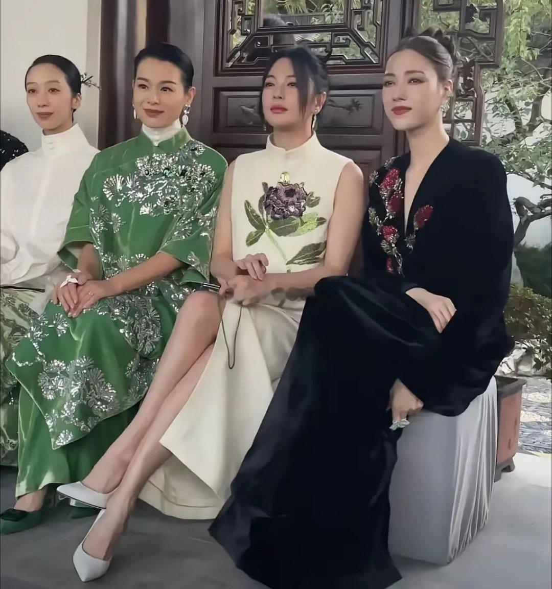 白色衣服的最美了，私生活干净、不整容不医美，没有负面新闻​​​