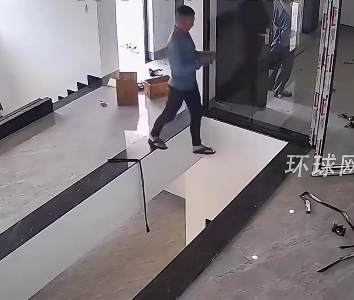 越南装修房子，一男子看手机不小心踩空从二楼掉下一楼，完全没有注意到前面是空的，工