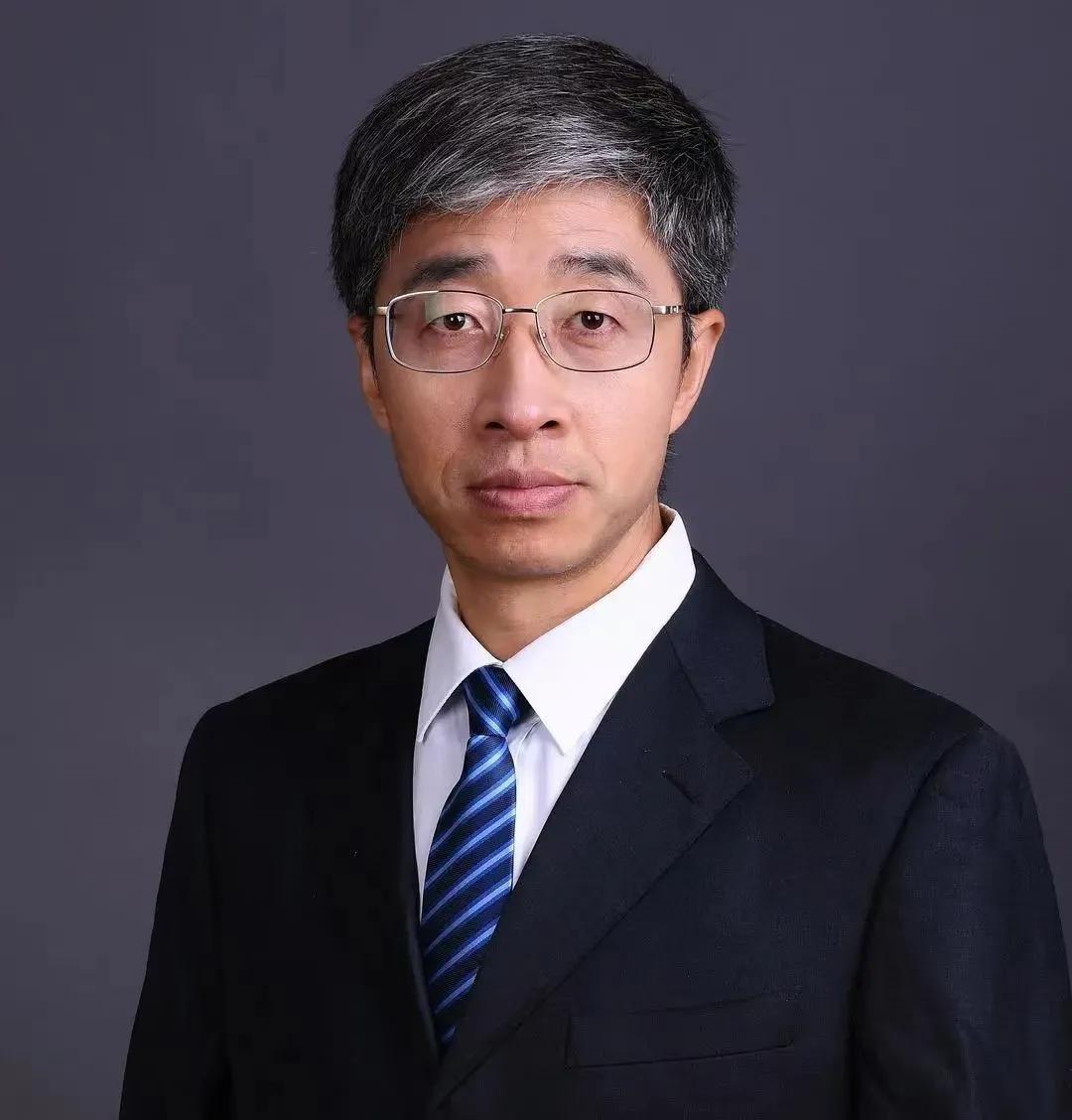 🌛没想到一夜之间火了！北师大副教授陈志新，因为自己的课没有被教务处排上，但