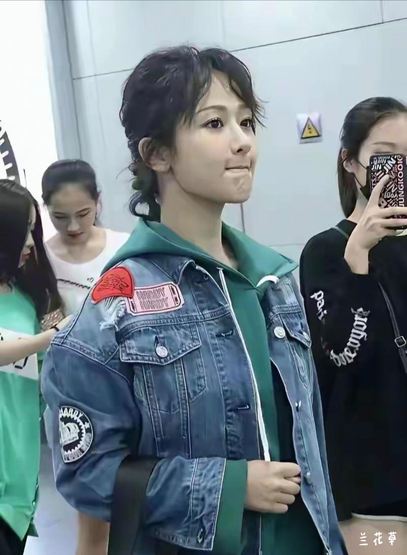 这是杨紫吗？褪去了儿时的稚嫩气息，换上了成熟小女子的俊俏模样，相信她的演艺之路
