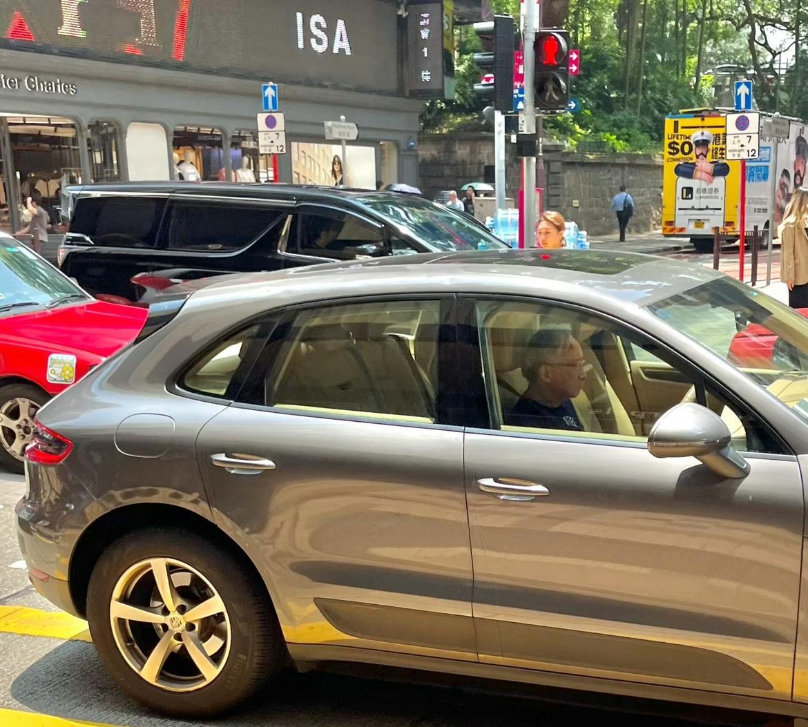 去了一趟香港才发现他们车都是不贴膜的，通透干净，给人一种清爽高级的感觉。对比一