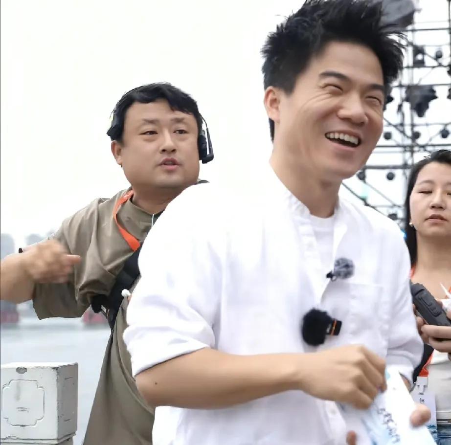 你以为聂某哲诋毁董宇辉是为了所谓“排比句”、为了替老俞出头吗？不，是因为董宇辉
