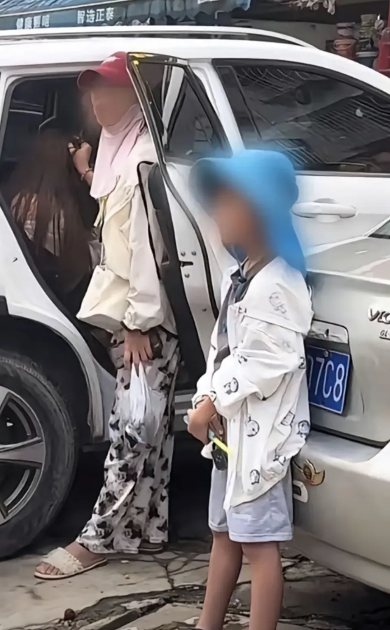 昨天在南宁的现场版原配抓小三，旁边还站着亲儿子。男人凭借实力火遍全网，吓得连忙设