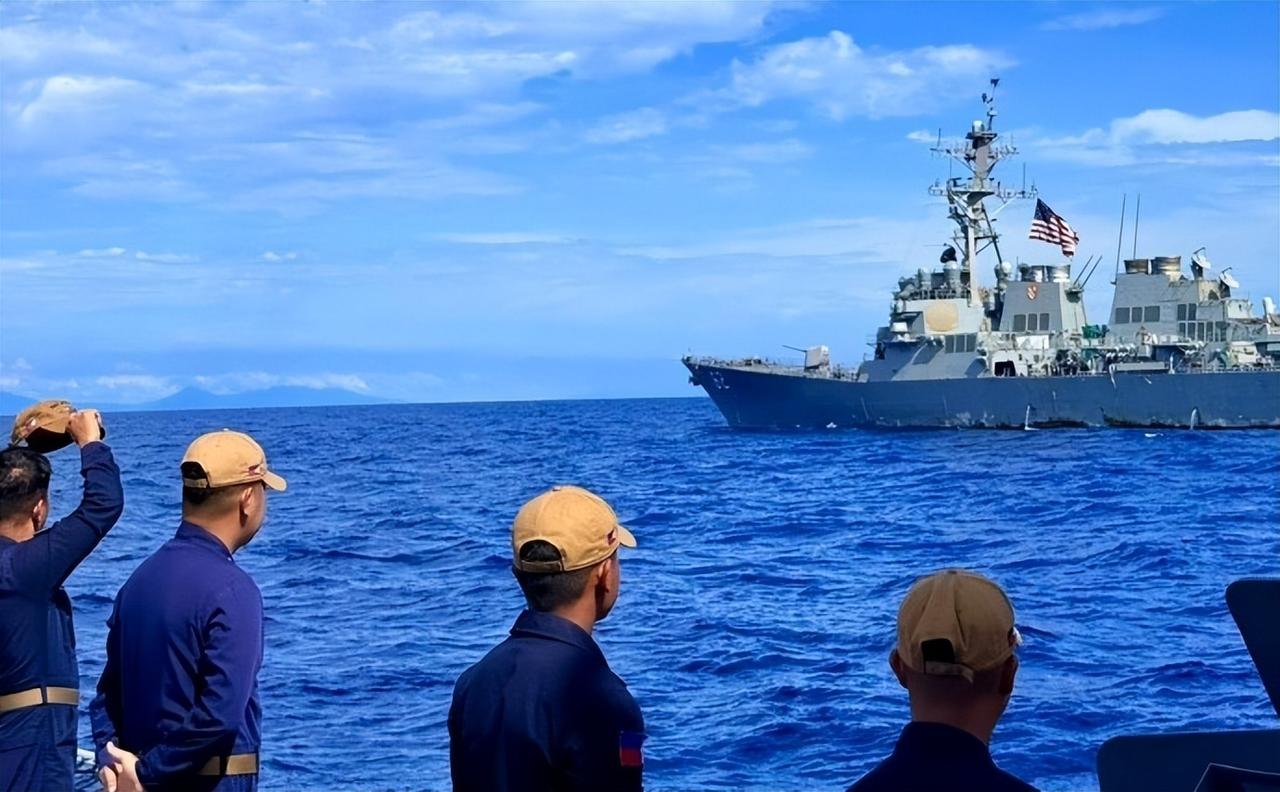 “尼米兹”号航母逼近黄岩岛，055率队大胆插入打成一团！ 美国人这次玩大了。