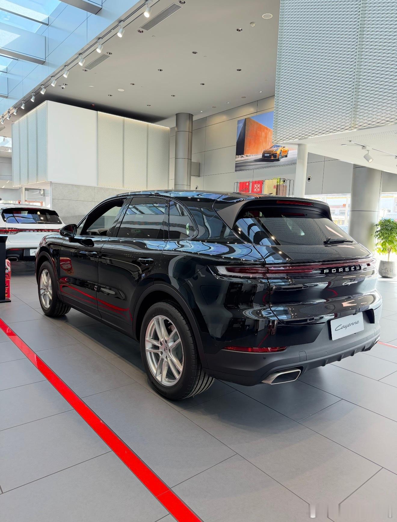 保时捷卡宴黑色红内指导价942700元现在全款裸车【67.5万】店内保险卖