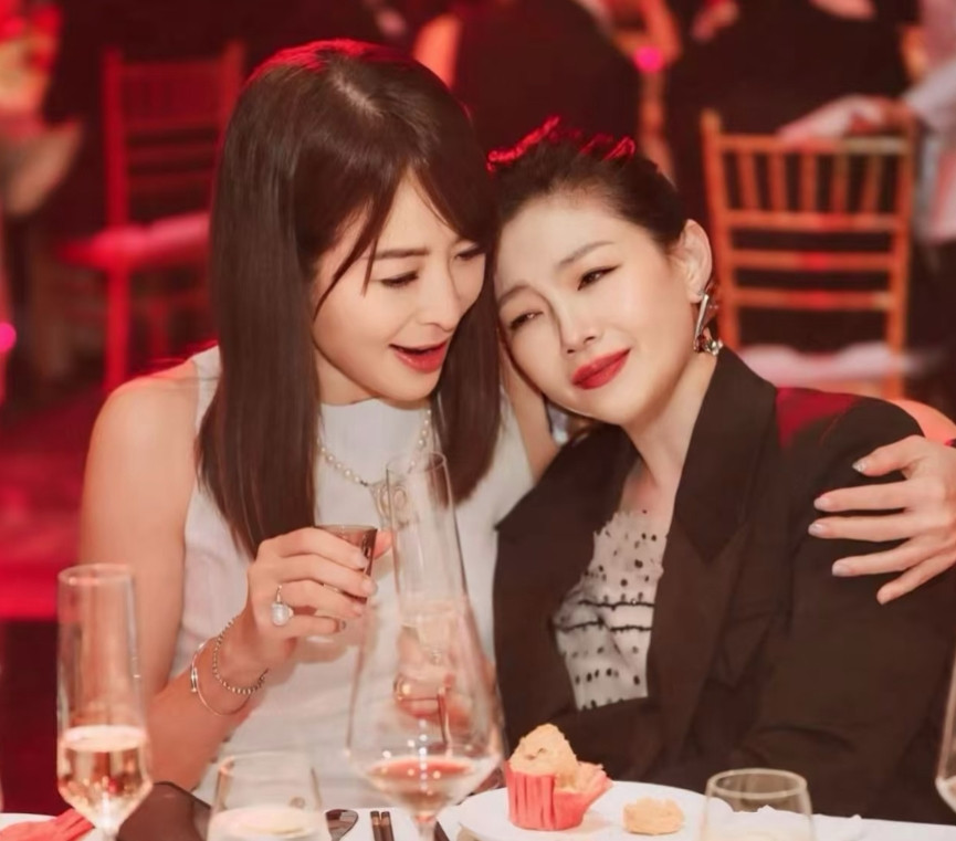大S最后一次公开亮相时神情悲伤！这是大S去世前的一张照片，她依偎在贾永婕怀里