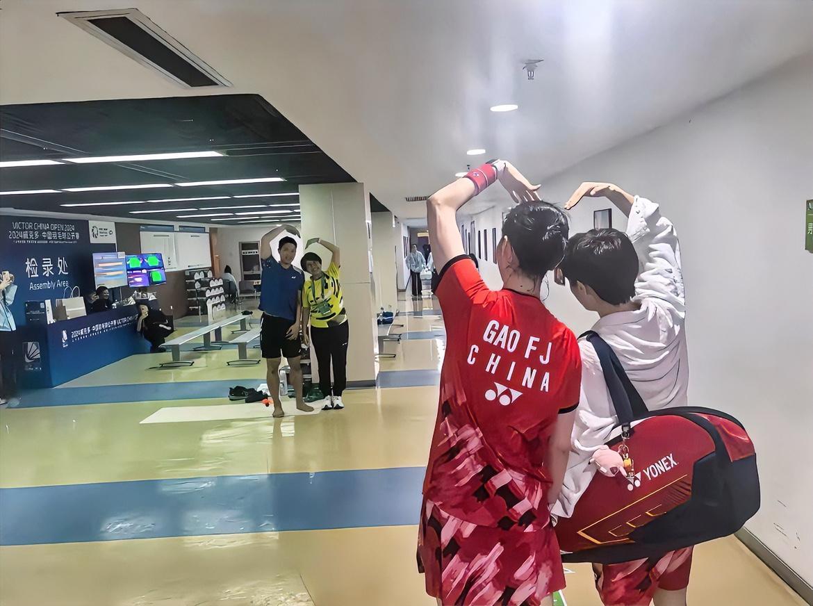 国羽队员应该只有和周天成才能有这样的亲密互动吧，他三观正，人品好。高昉洁球衣有