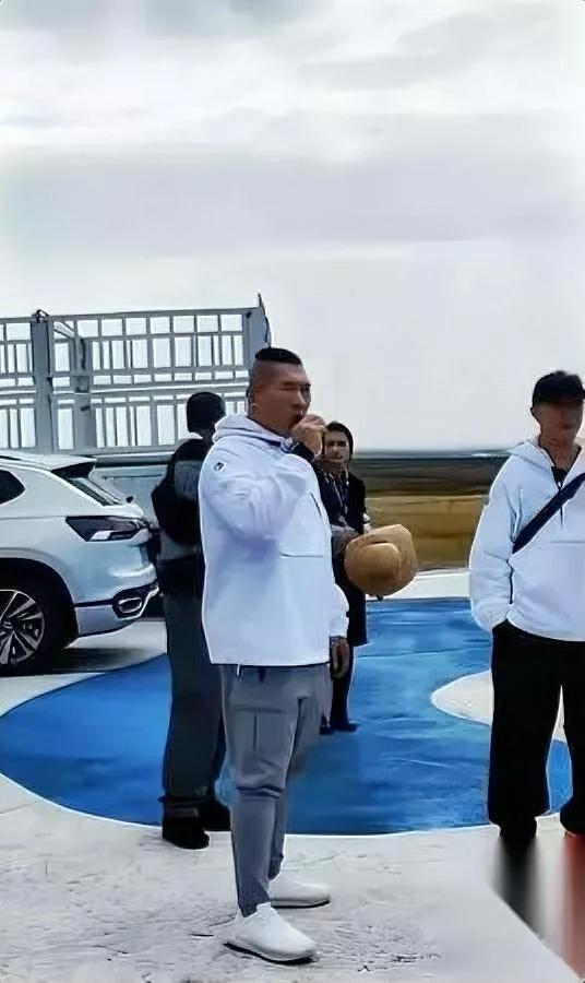 馆长接伊利广告啦！内蒙草原让他看呆？网红馆长陈之汉这次来呼和浩特拍伊利广