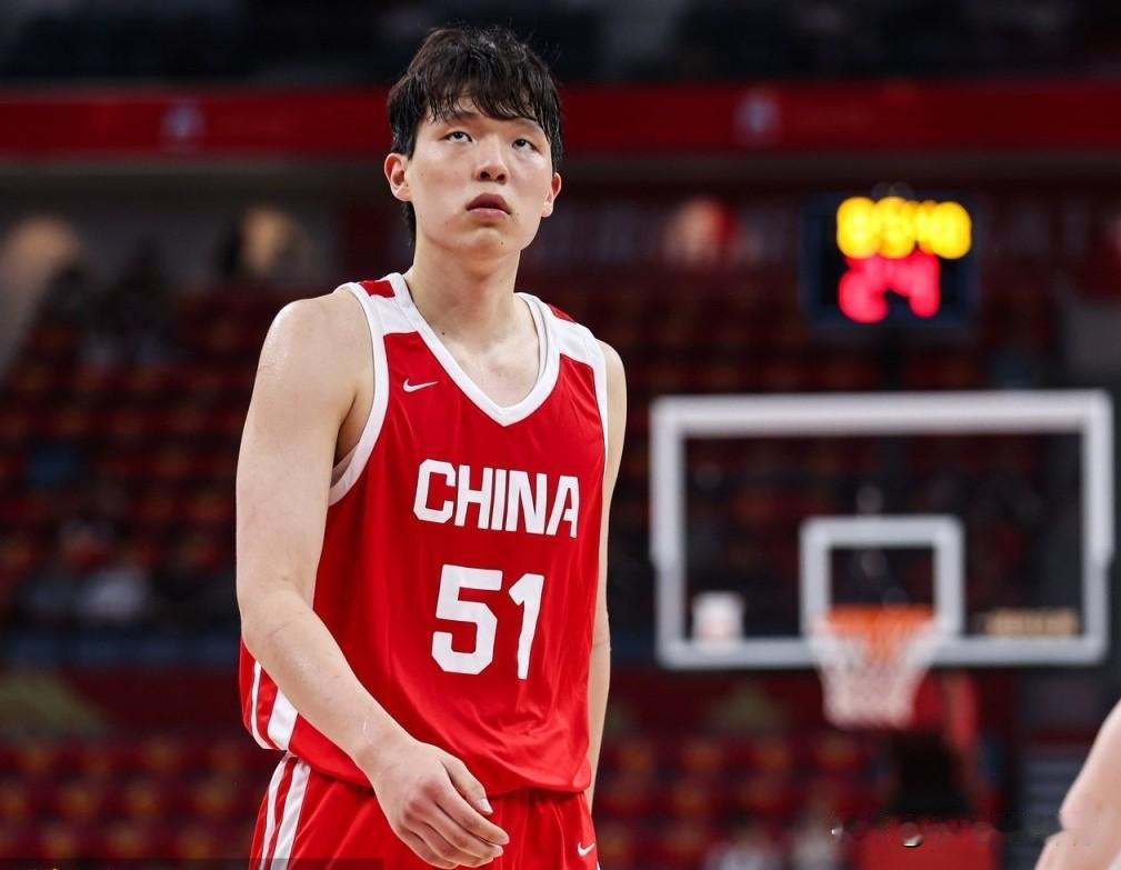 中国男篮65-60险胜荷兰，不得不承认的几大事实。首先郭士强指导用杨瀚森