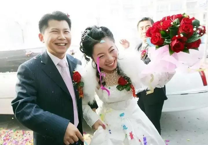 何伟当年32岁办第三次婚礼，新娘子陈笛是中国戏曲学院在读研究生，戏曲界最高学府出