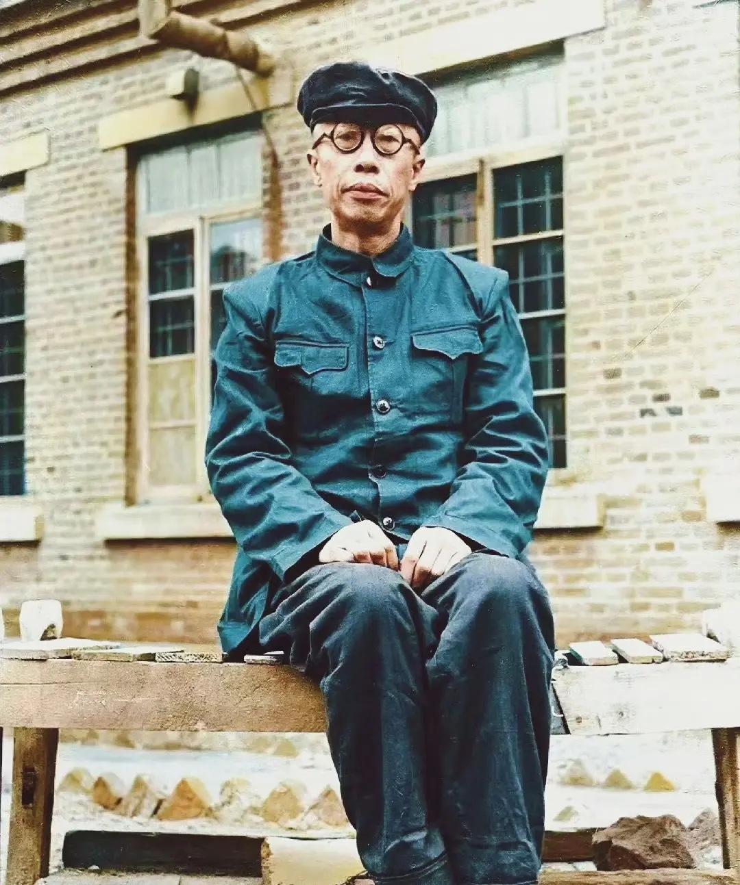 1957年，溥仪在抚顺战犯管理所内改造时期的一张留影，照片中的他坐的拘谨而端正，