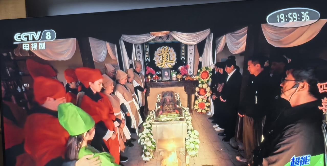 《四喜》，第一集就给了观众惊喜。人还没死，花圈就摆出来了。百岁老太情况不好，家