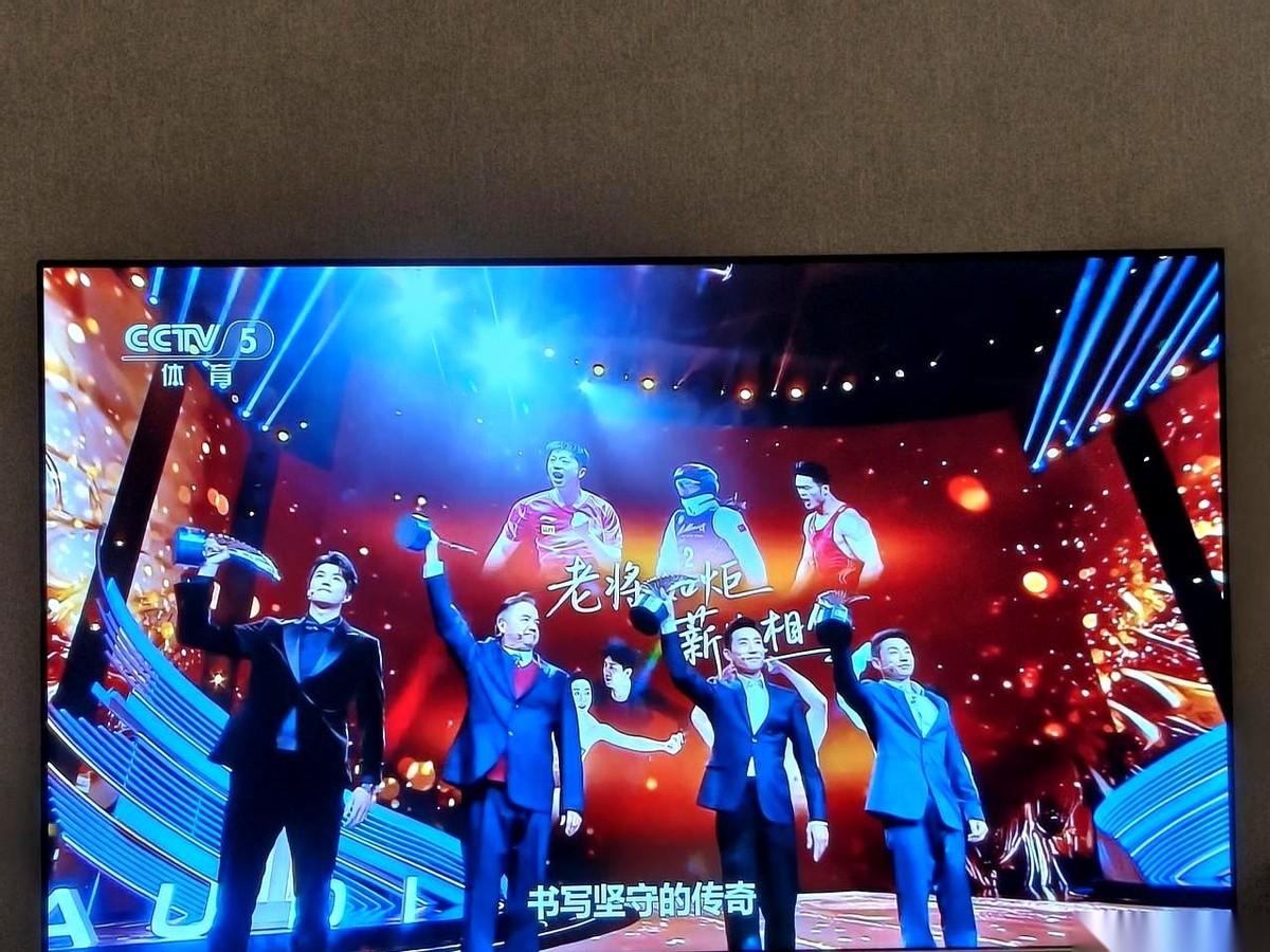 昨晚那个体坛颁奖礼，有个环节真给我看破防了。让那些功成名就的冠军，去拥抱屏幕上