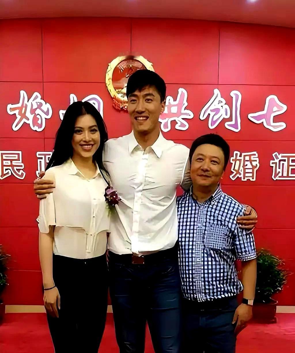 当年刘翔在民政局领证，跟外人合影都要死死搂着葛天，拼命把她往自己怀里挤，那股护食的劲儿做不了假外界总