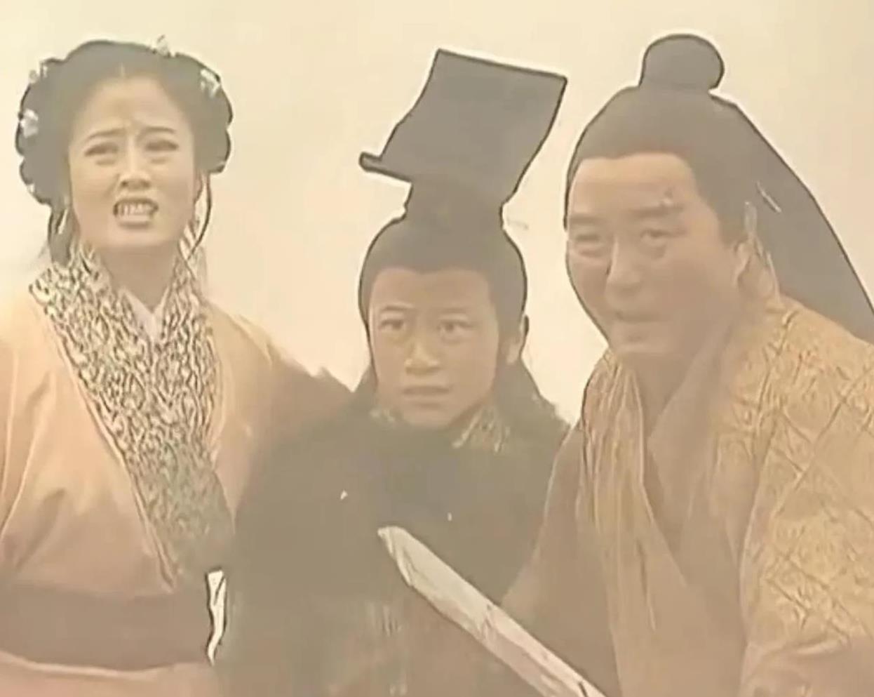 公元27年，赤眉军兵败，汉建世帝刘盆子投降汉光武帝刘秀。一见面，刘盆子立即跪地磕