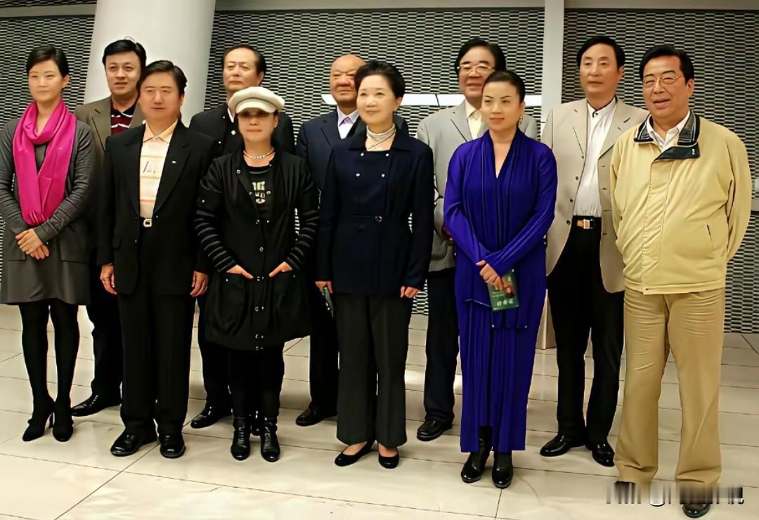仔细一看，后排就认得出高大修伟，气质尔雅的吕继宏；气色盈和的金铁霖。前排左一是细