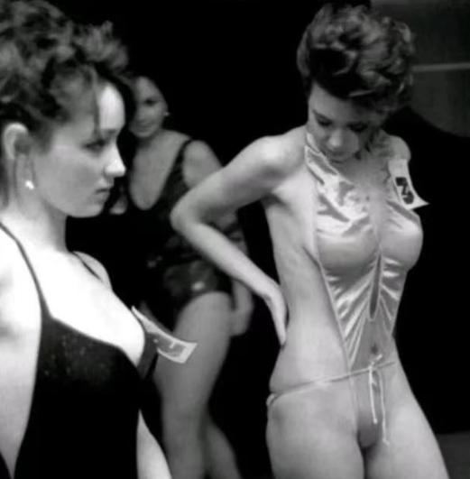 1988年，苏联红场大礼堂，这里曾经举办了一场别开生面的选美大赛，后台换好泳装准