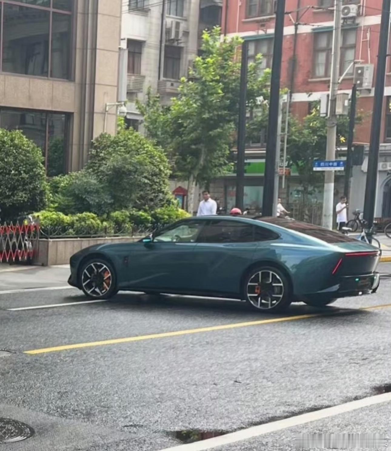 小鹏新P7这个角度看上去好修长啊，实车确实也很低趴～大家觉得这个颜值如何👀小