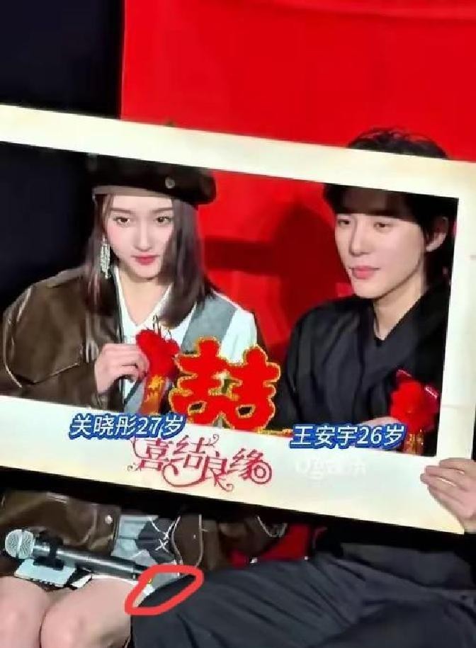 这瓜我算是看明白了！关晓彤和王安宁那叫一个腻歪，腿贴腿三个小时，谁信这是正常采