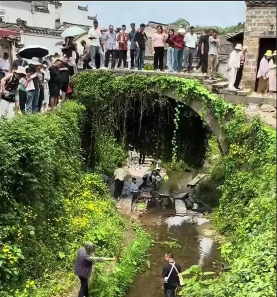 游客泉水洗脚惹风波，对骂场面令人唏嘘