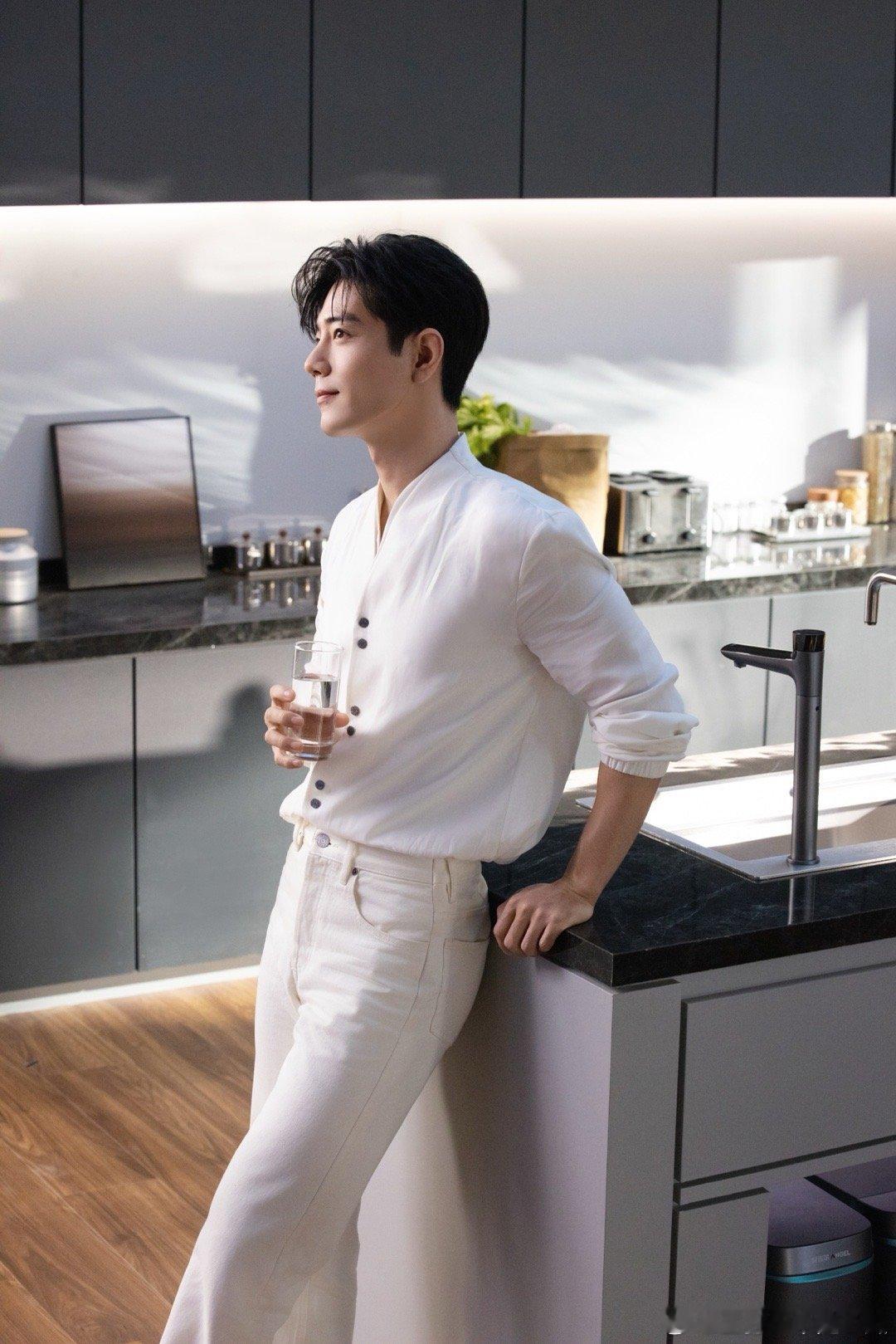 肖战干净,还有大长腿!