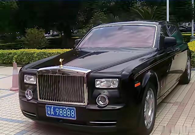2006年许家印购入这台加长版劳斯莱斯幻影，整车落地含定制配置达到1500万，光