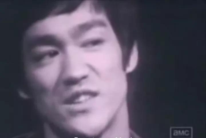 李小龙说要像水一样那是什么样的！李小龙说：水是无形无相的，水倒进杯子就成为杯