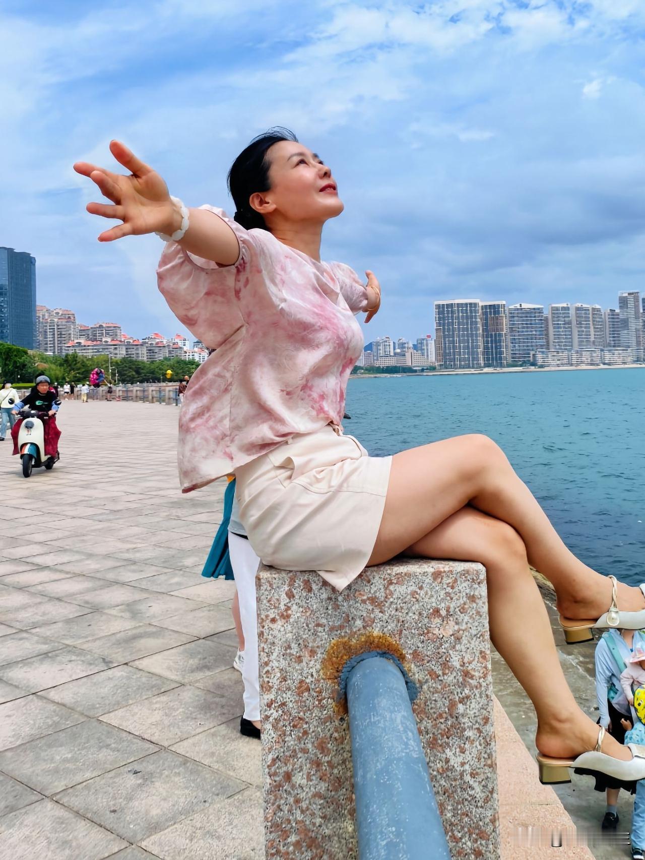 分享美丽瞬间街拍所谓自爱，就是做自己人生的主人，不被他人左右，不被情绪裹挟。不必