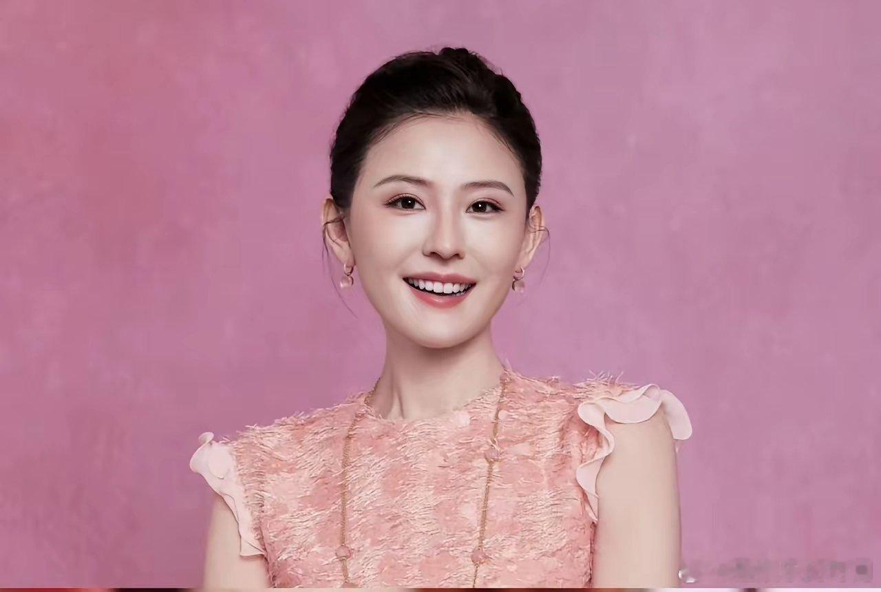 最搞不懂的女明星就是这两位，热依扎和王子文，年轻又火的时候居然未婚生孩子。热依扎