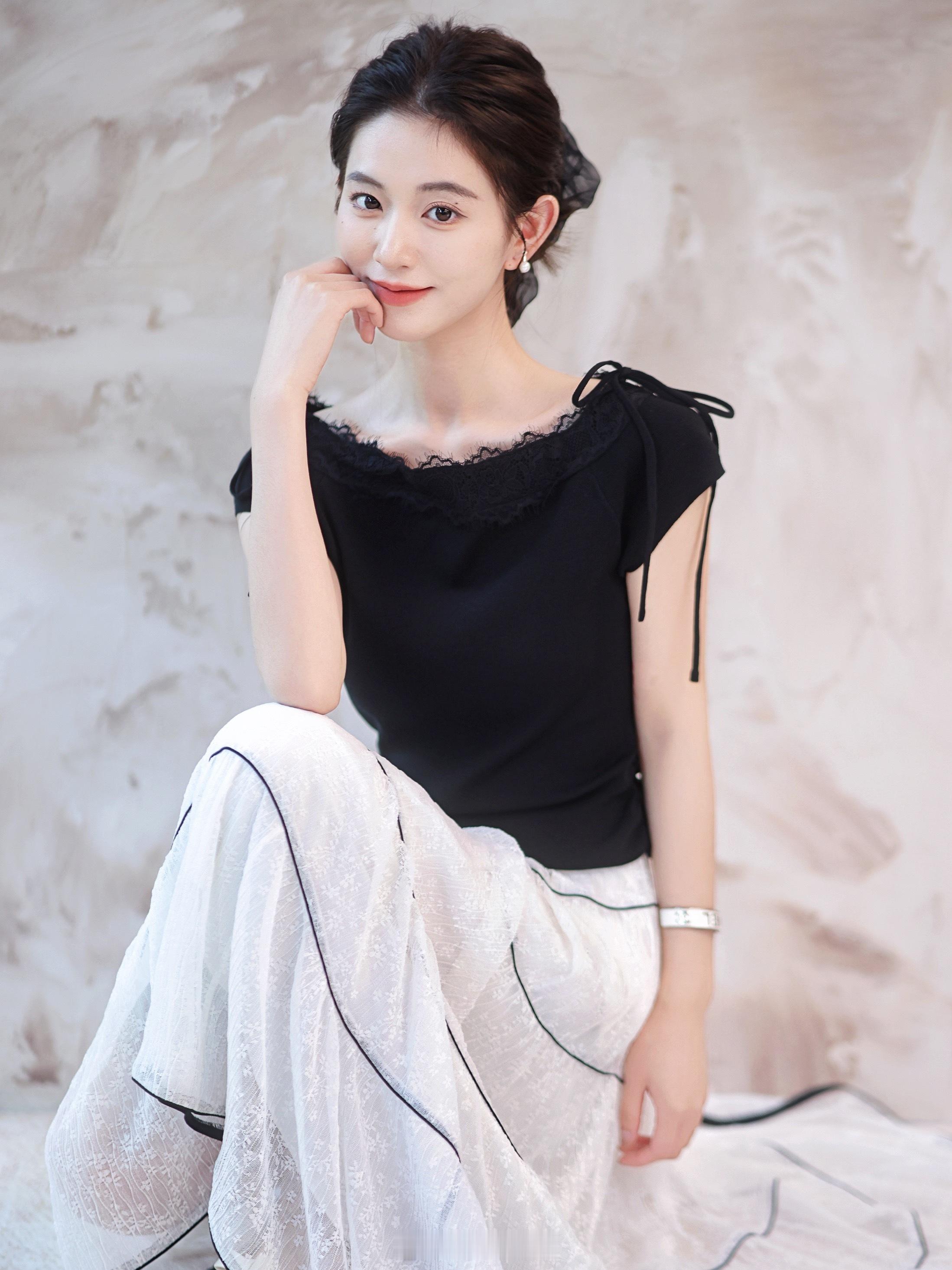 今天是优雅赫本风～清凉人丝+睫毛蕾丝触感很软的小衫领口还做了蝴蝶结系绳很漂亮