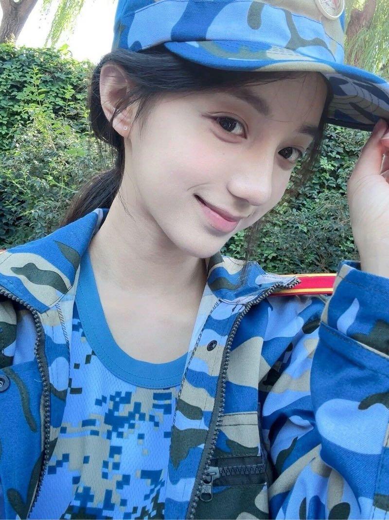 女孩站在公园的栏杆旁，看着远方。公园丽人合影黄昏漫步女神女孩风景美女公园拍