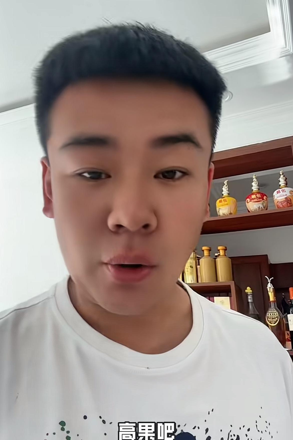这个年轻的小帅哥，早期是28许方主播，现在看得这么透彻，“线上你没输过，线下你没