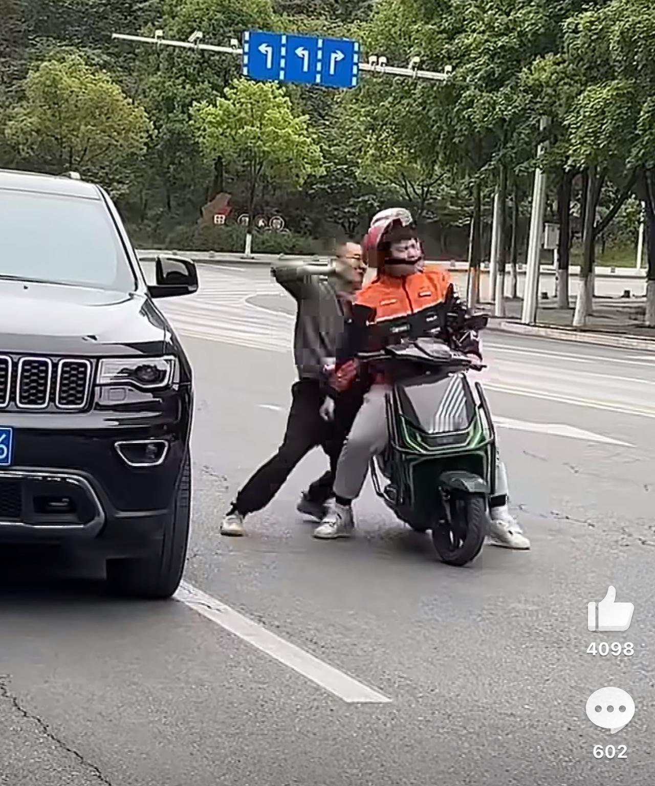 镜头记录下湖北某地街头丑陋的一幕：外卖小哥被一个开豪车的中年眼镜男暴揍，不知道发