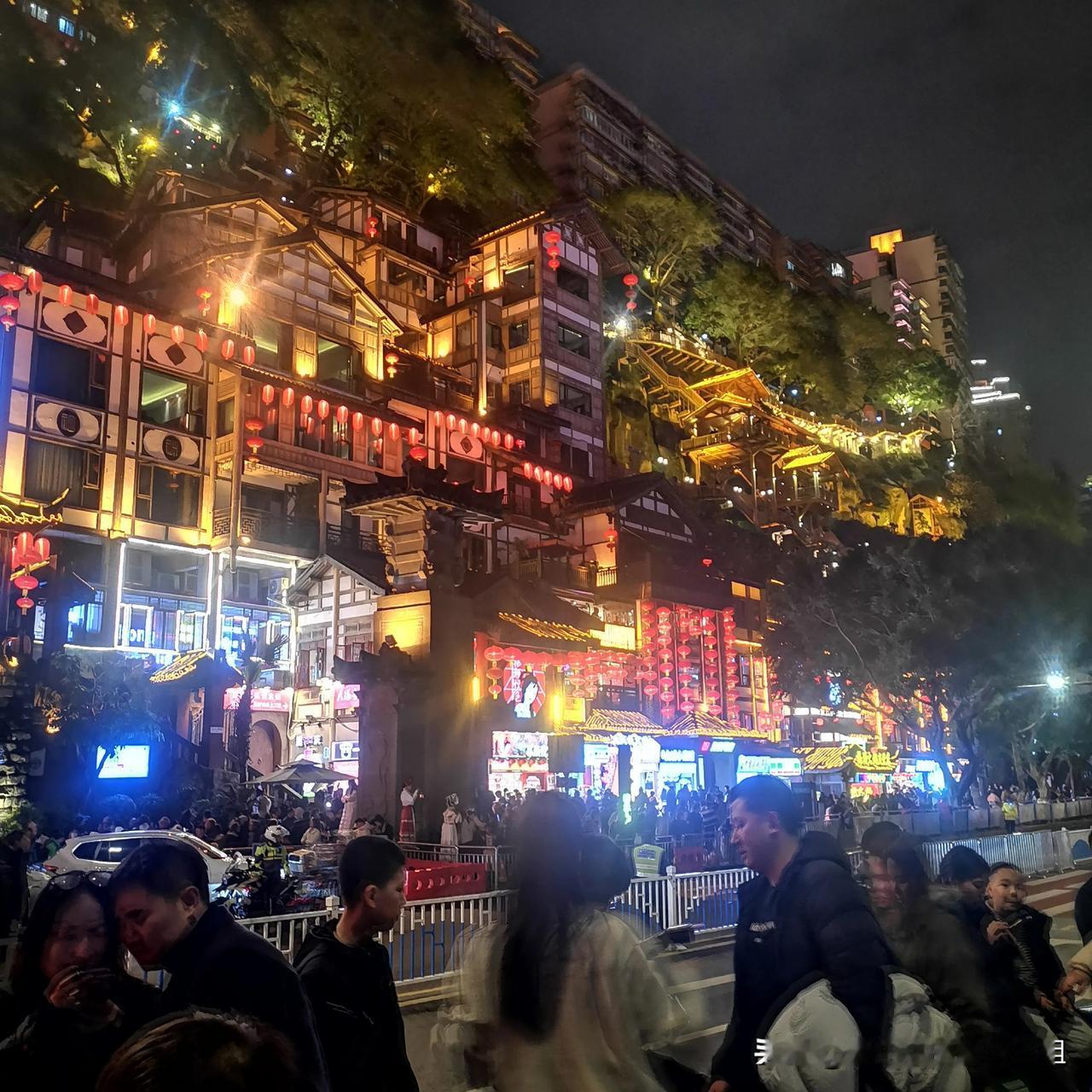 重庆是一个流量巨大的城市，今年春节，全国各地的游客纷纷前来，大街小巷，人来人往，