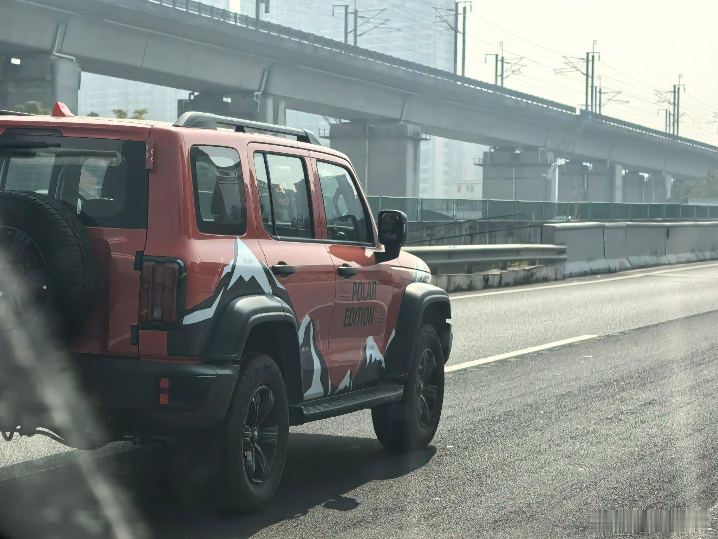 高速上居然遇到一台限量版的极地坦克300。而且还是柴油的。柴油极地300全国只有