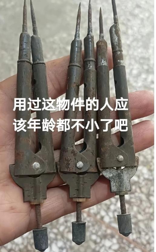 谁懂啊！这几支锈迹斑斑的圆规，当年可是我们全班的“宝贝疙瘩”！上课画圆全靠它，调